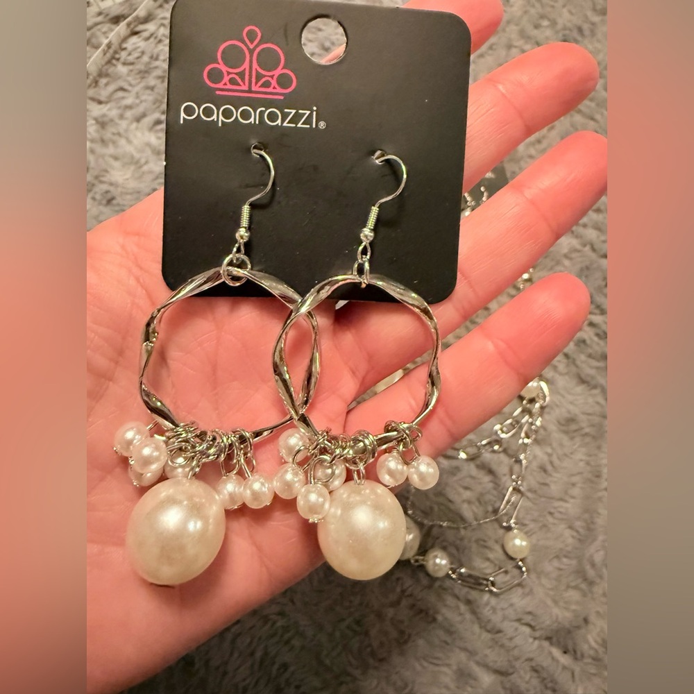 NWT! Paparazzi Silver Jewelry Set with White Pearls - Picture 5 of 6